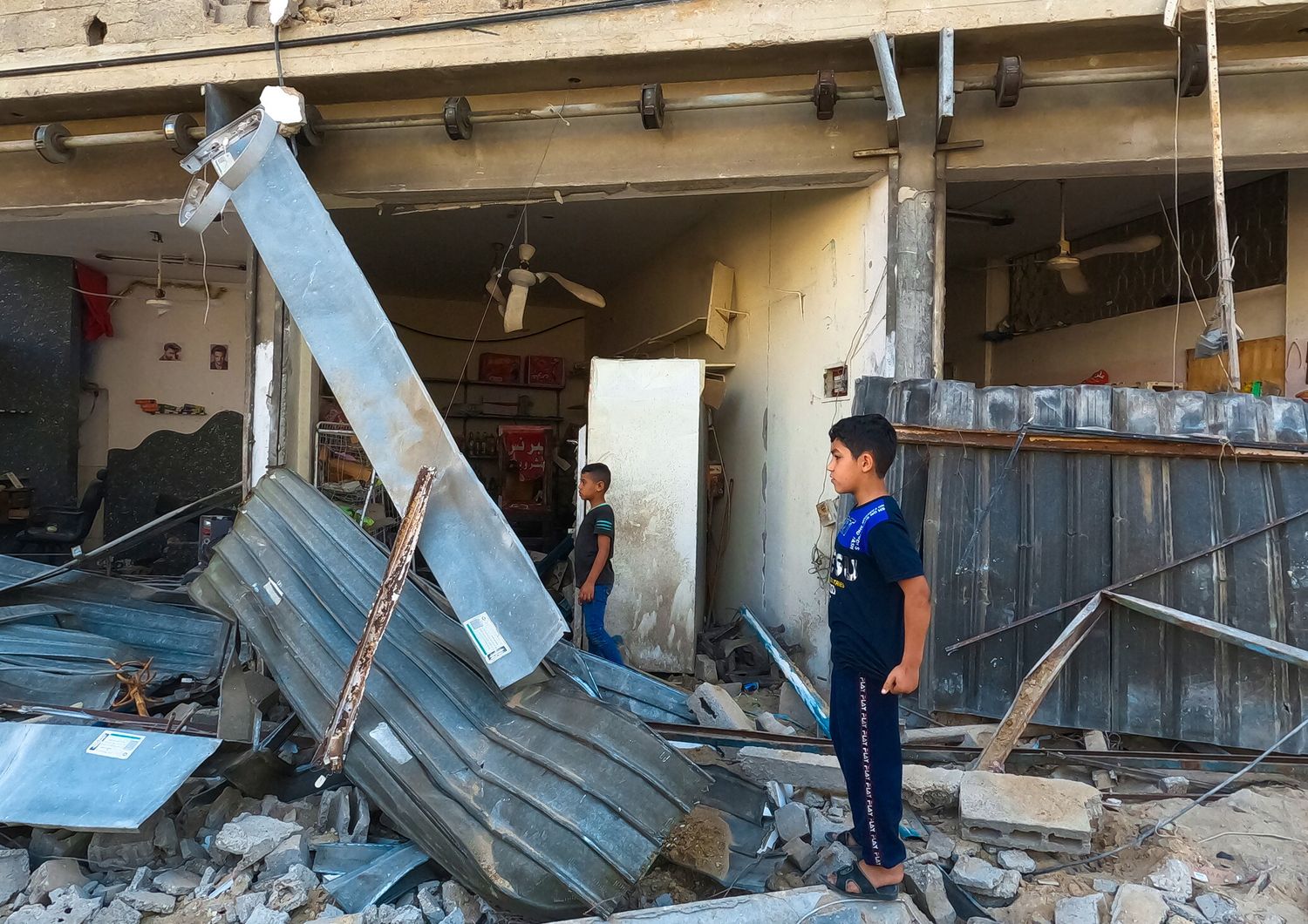 Bambini a Gaza dopo lo scoppio di una bomba