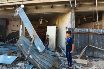 Bambini a Gaza dopo lo scoppio di una bomba