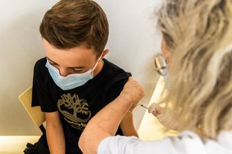 vaccino ad adolescente