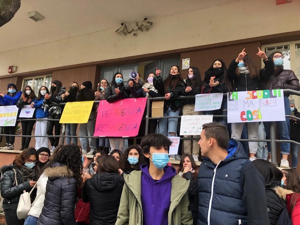 Gli studenti manifestano fuori dal liceo 'Satta' di Nuoro