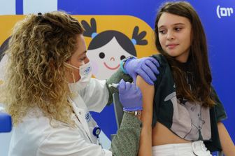 In Israele una bambina si vaccina contro il Covid
