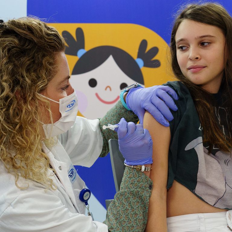 In Israele una bambina si vaccina contro il Covid
