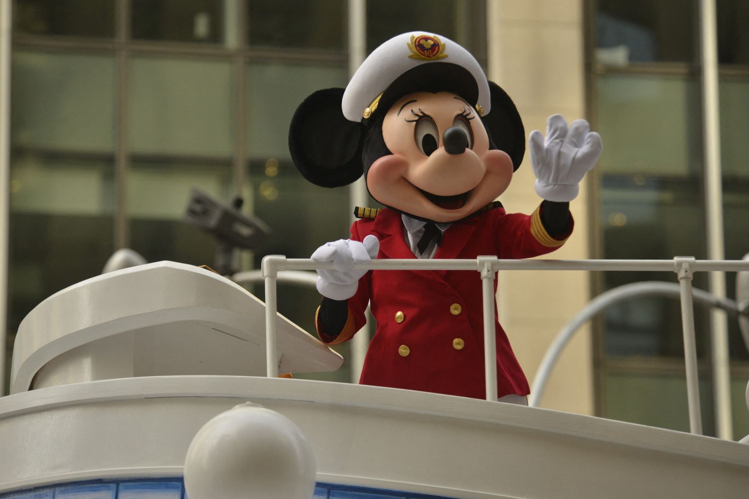 Il carro Disney alla parata del giorno del ringraziamento del 2021 a New York