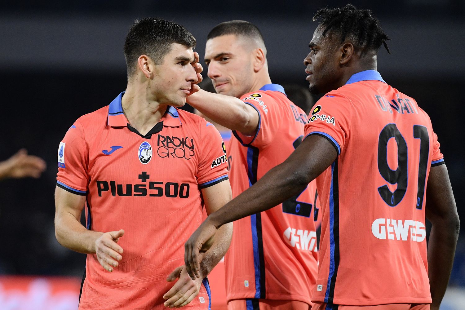 I giocatori dell'Atalanta festeggiano una grande vittoria a Napoli