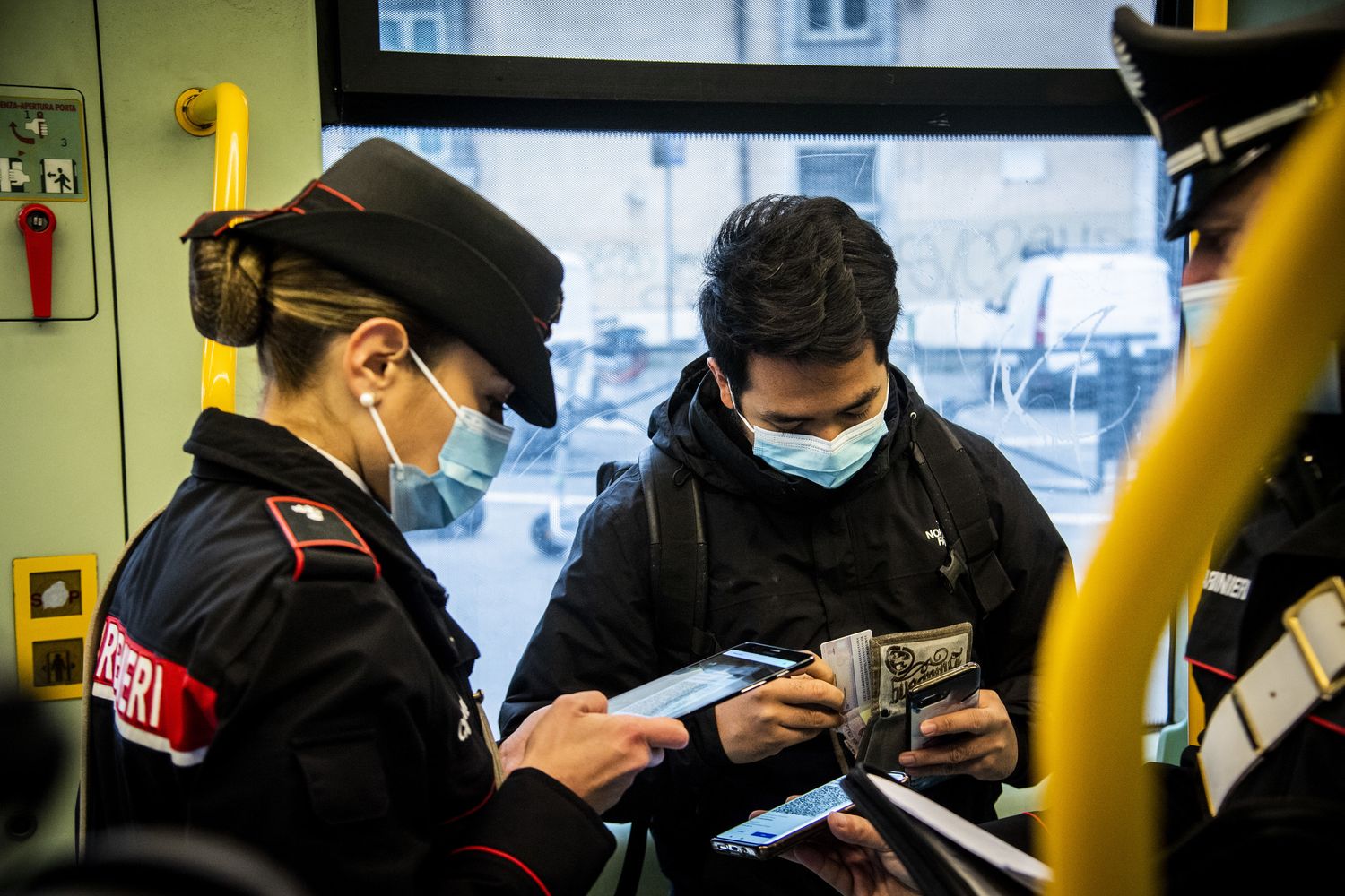 I controlli su un autobus di Roma nel primo giorno del super green pass