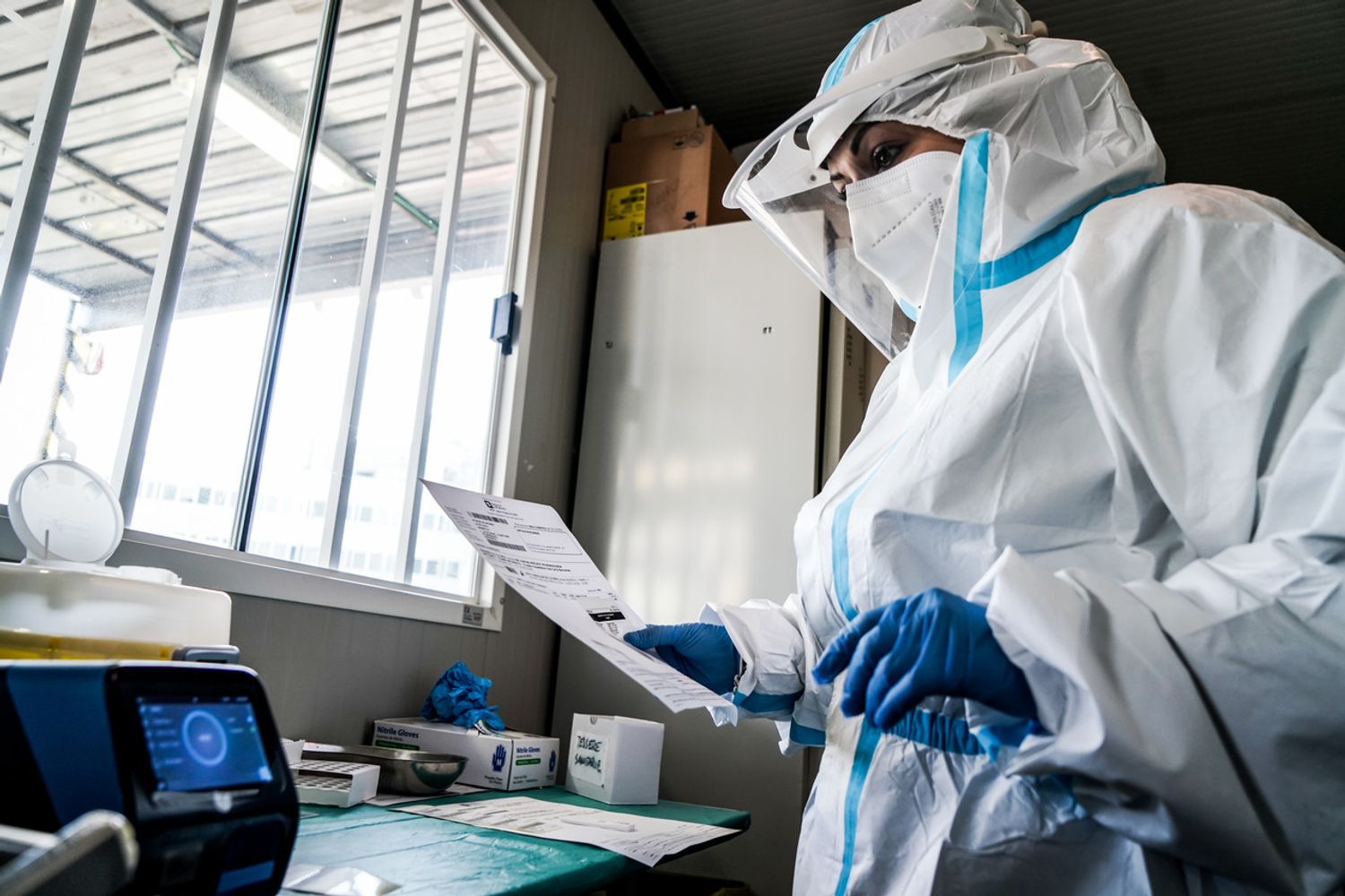 Controllo risultati di un tampone a Torino