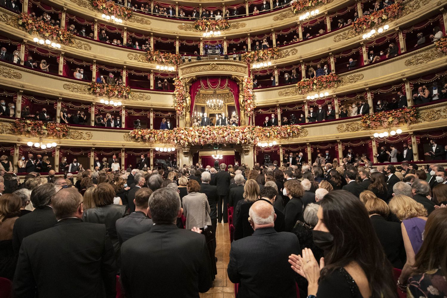 La platea della Scala applaude il presidente Mattarella nel palco reale