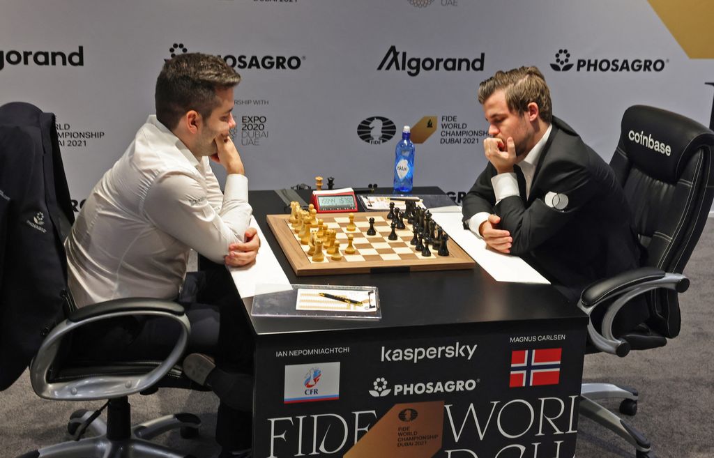 Ian Nepomniachtchi e Magnus Carlsen