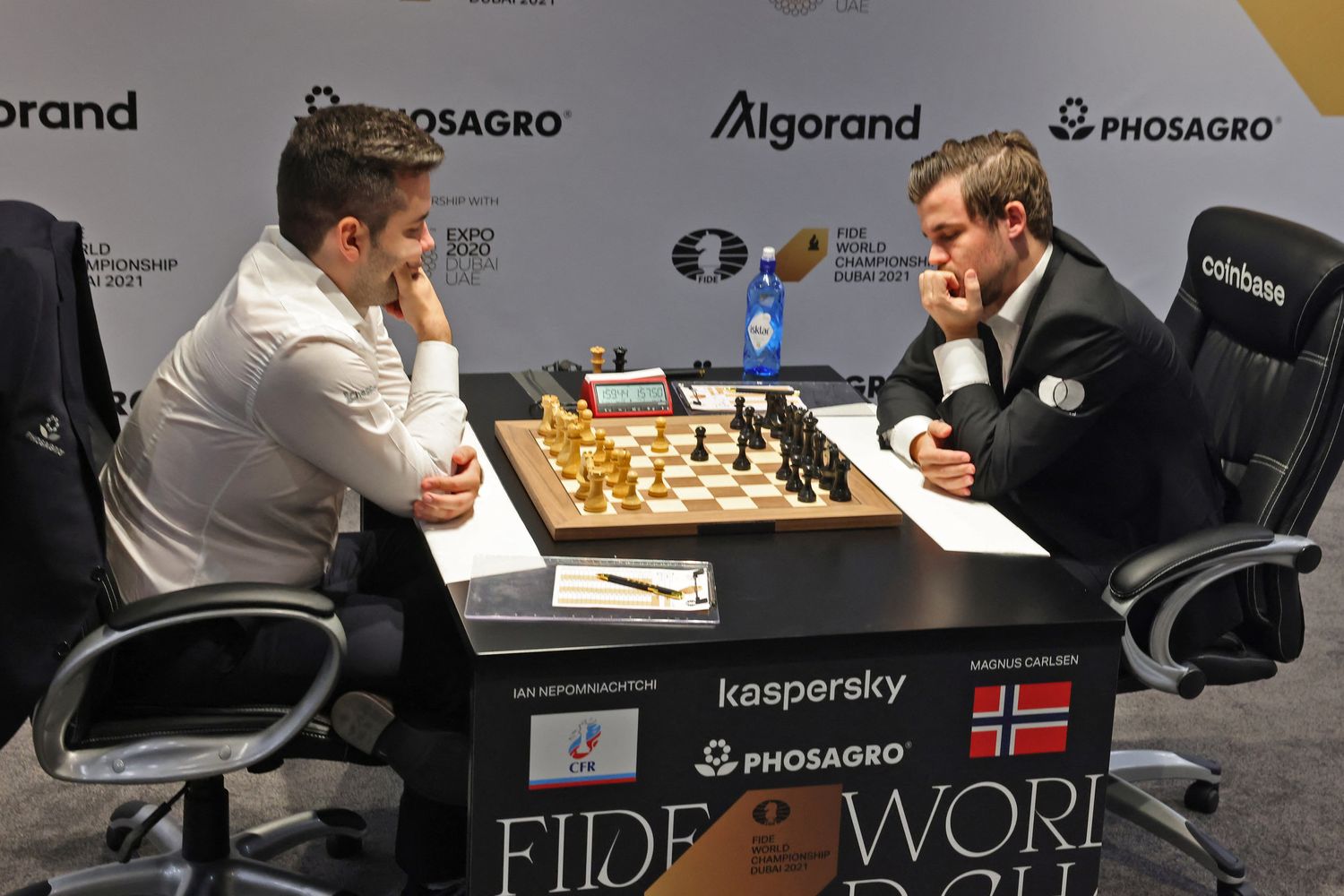 Ian Nepomniachtchi e Magnus Carlsen