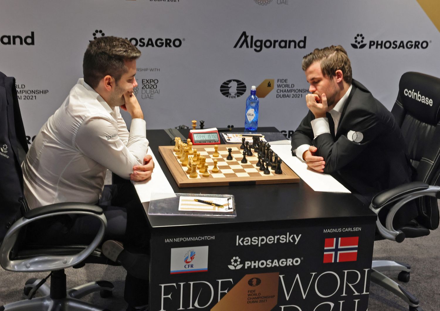 Ian Nepomniachtchi e Magnus Carlsen