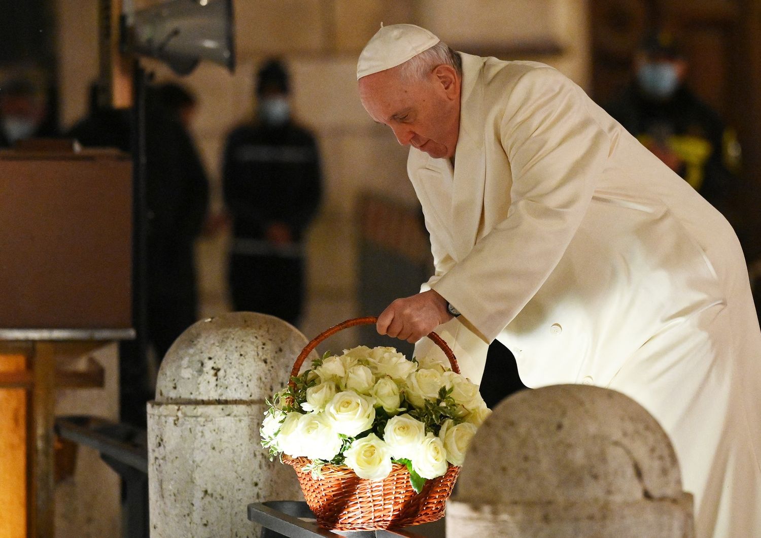Papa Francesco depone una corona di rose bianche in piazza di Spagna