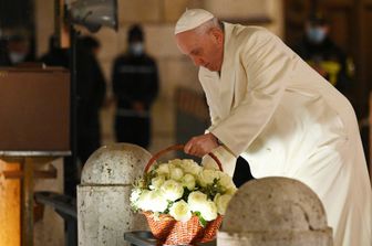 Papa Francesco depone una corona di rose bianche in piazza di Spagna