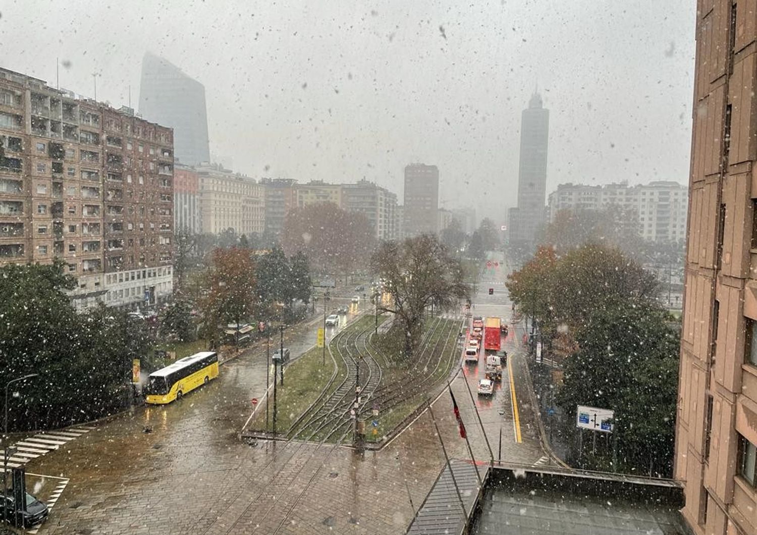 I primo fiocchi di neve su Milano nel giorno dell'Immacolata 2021