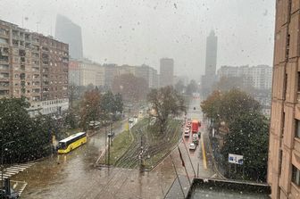 I primo fiocchi di neve su Milano nel giorno dell'Immacolata 2021