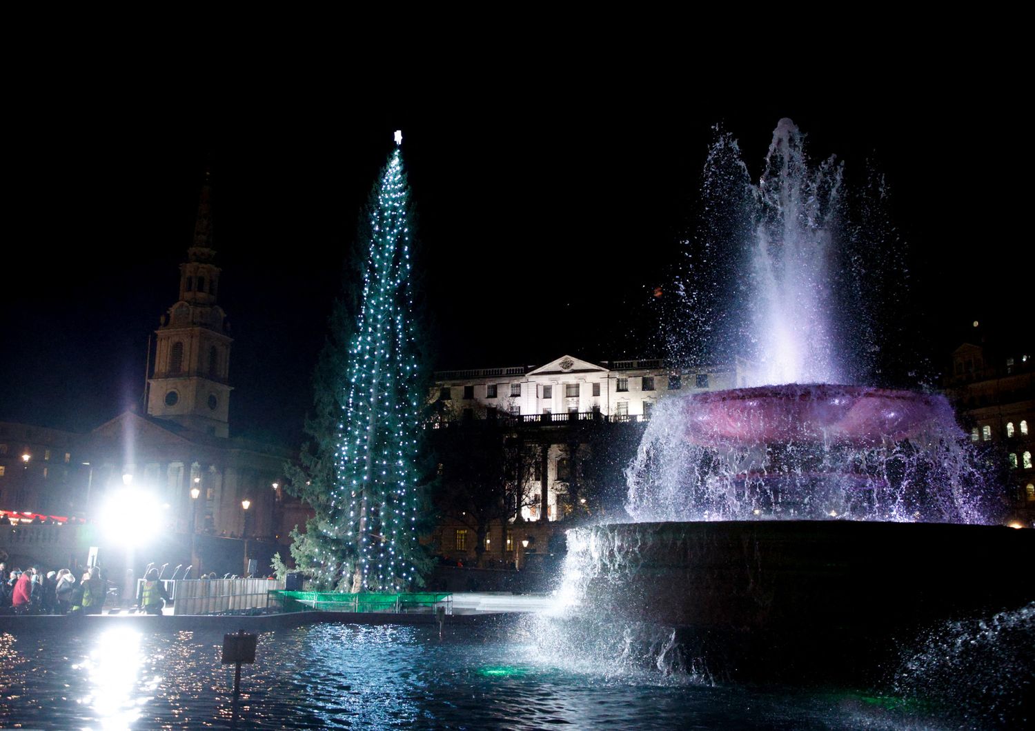 Lo 'Spelacchio' londinese: l'albero&nbsp; di Natale donato dai norvegesi ai britannici ed eretto a Trafalgar Square