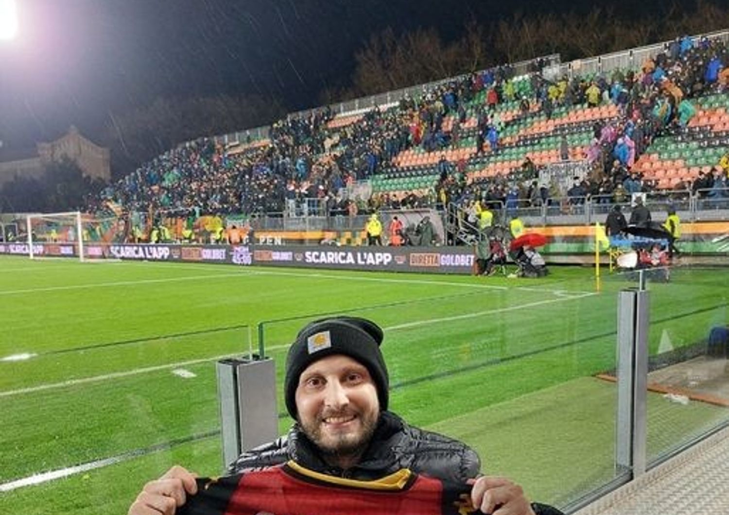 Nicol&ograve; Buso con la maglia regalata da David Okereke&nbsp;