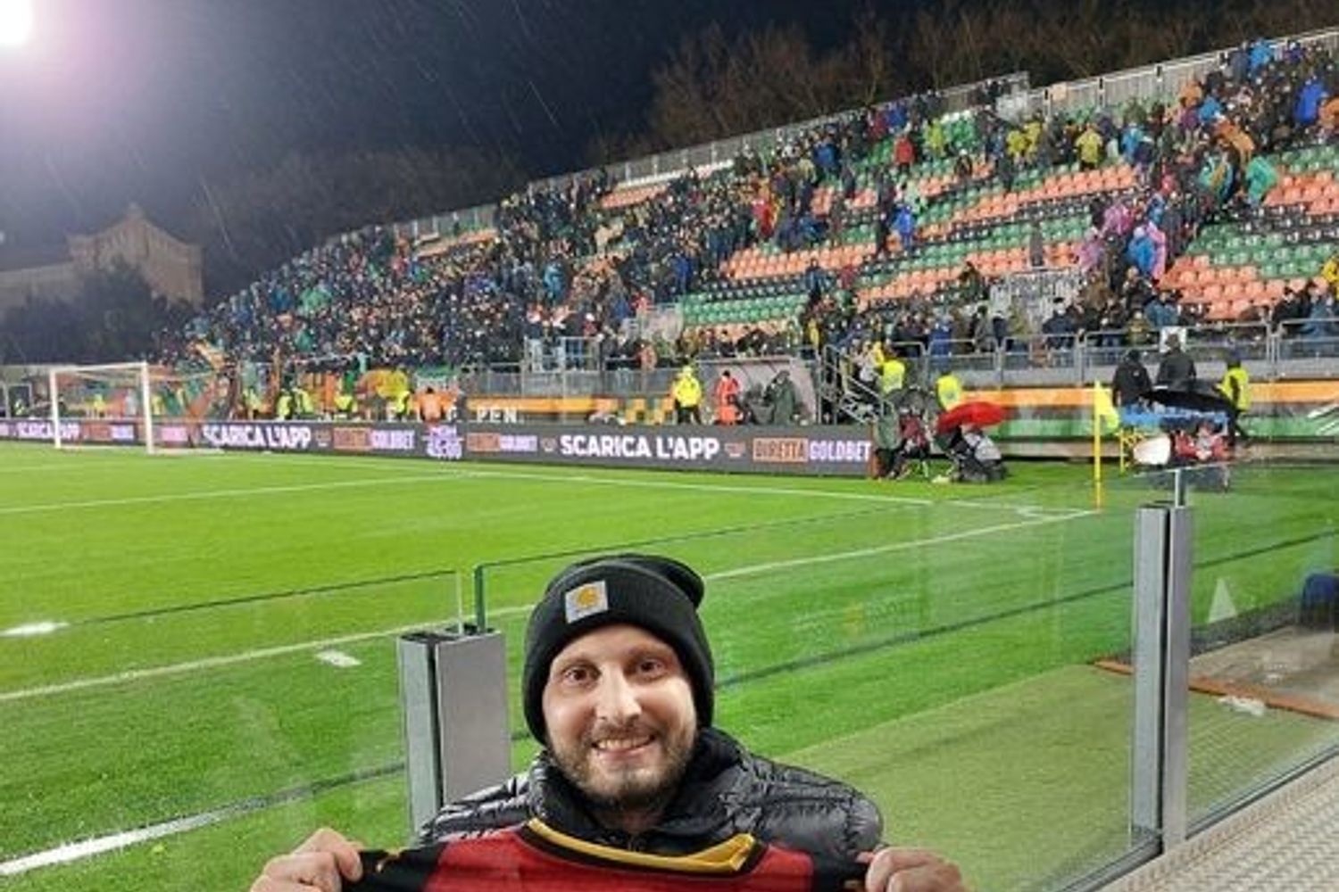 Nicol&ograve; Buso con la maglia regalata da David Okereke&nbsp;