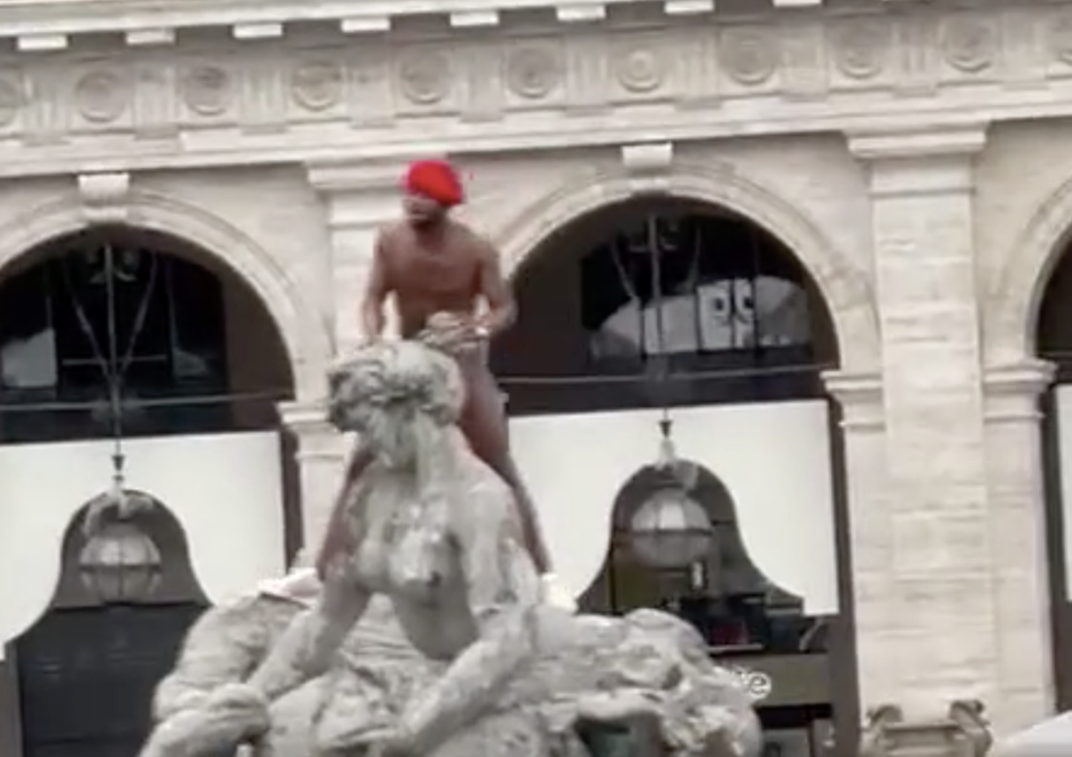 L'uomo nudo che si &egrave; arrampicato sulla fontana delle Naiadi a Roma