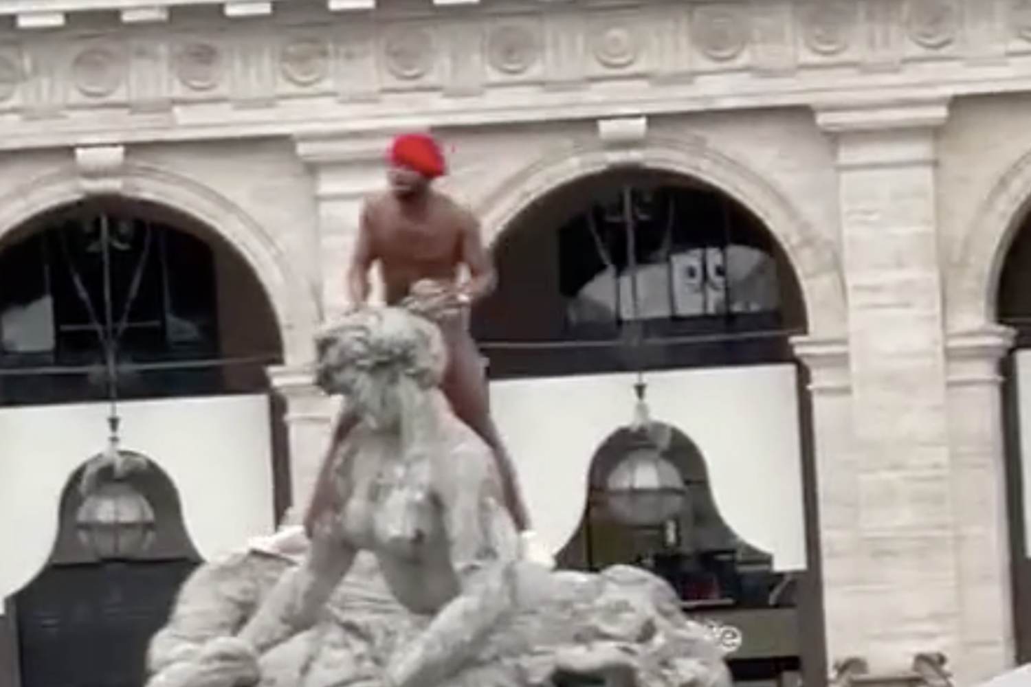 L'uomo nudo che si &egrave; arrampicato sulla fontana delle Naiadi a Roma