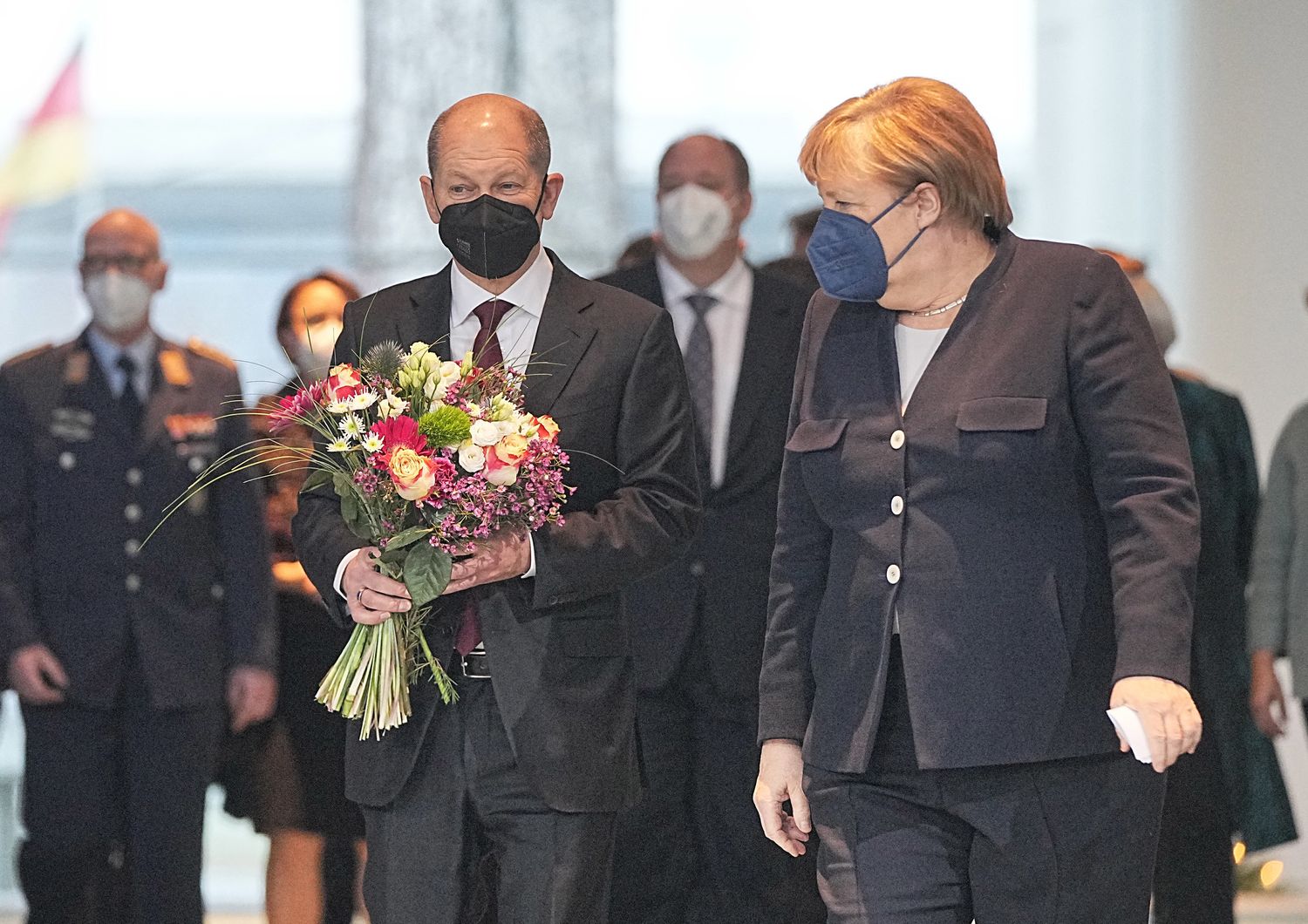Il nuovo cancelliere Scholz offre i fiori ad Angela Merkel