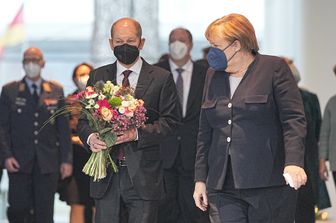 Il nuovo cancelliere Scholz offre i fiori ad Angela Merkel