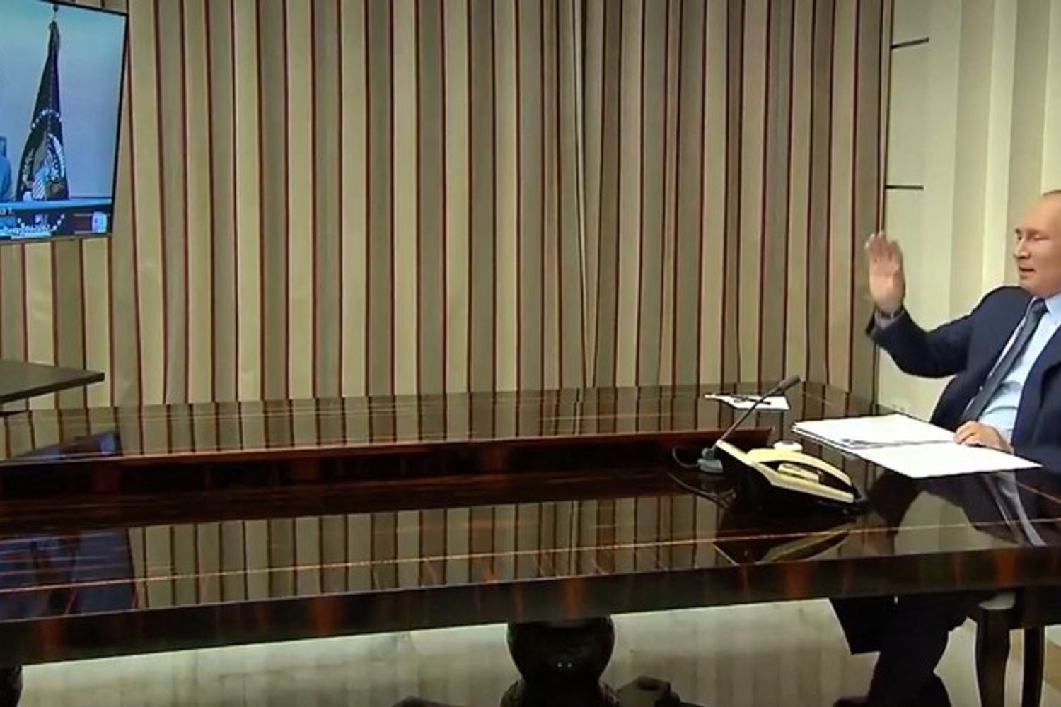 Vladimir Putin in video conferenza con Joe Biden&nbsp;