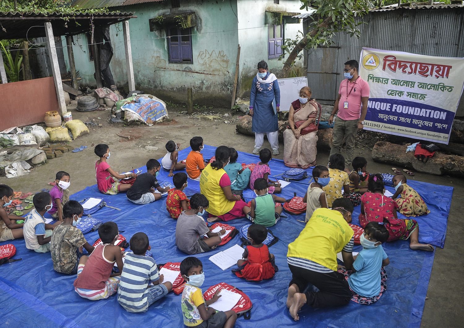 Una classe all'aperto nel villaggio di Porajhar in India