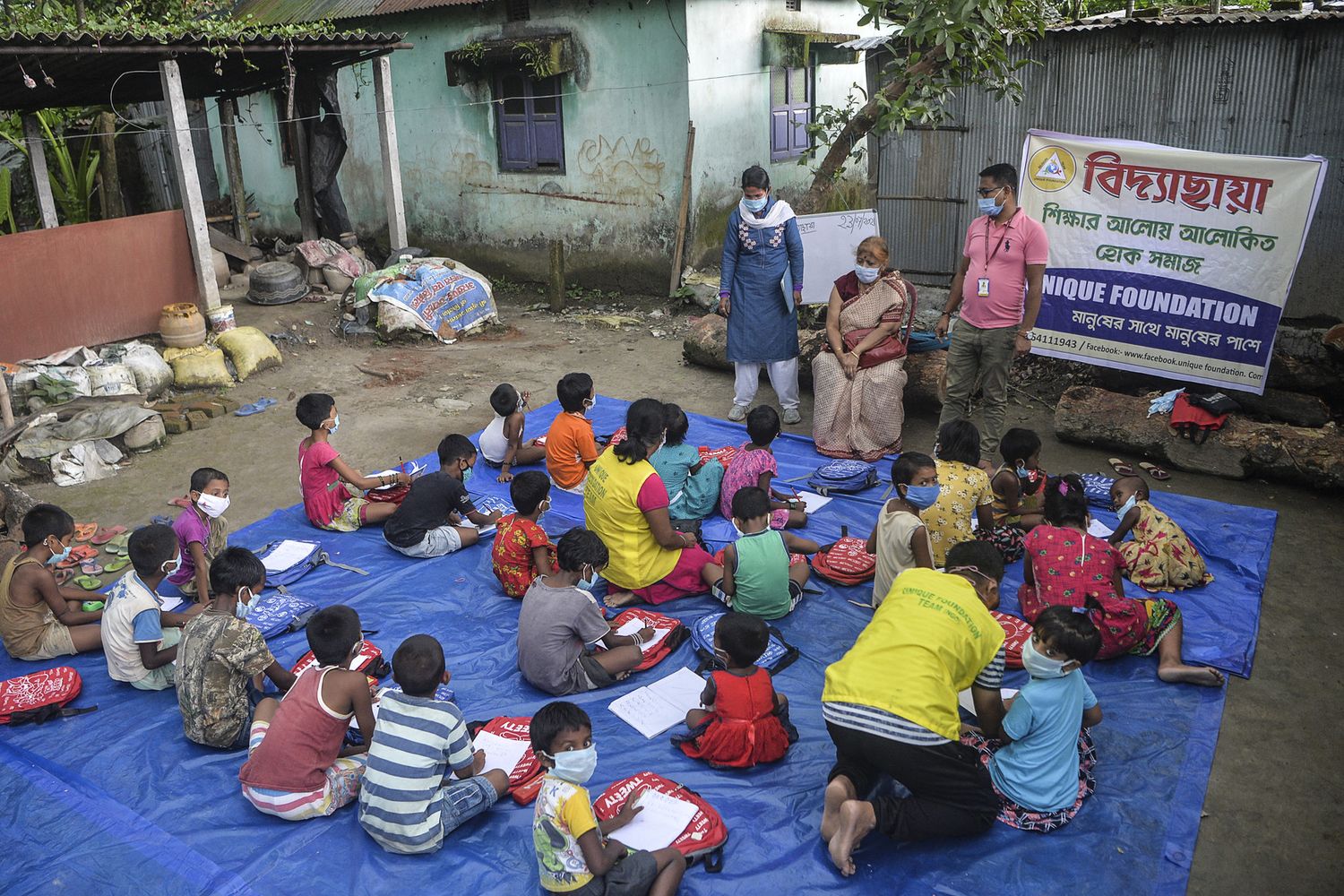 Una classe all'aperto nel villaggio di Porajhar in India