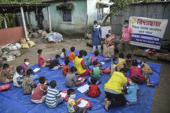 Una classe all'aperto nel villaggio di Porajhar in India