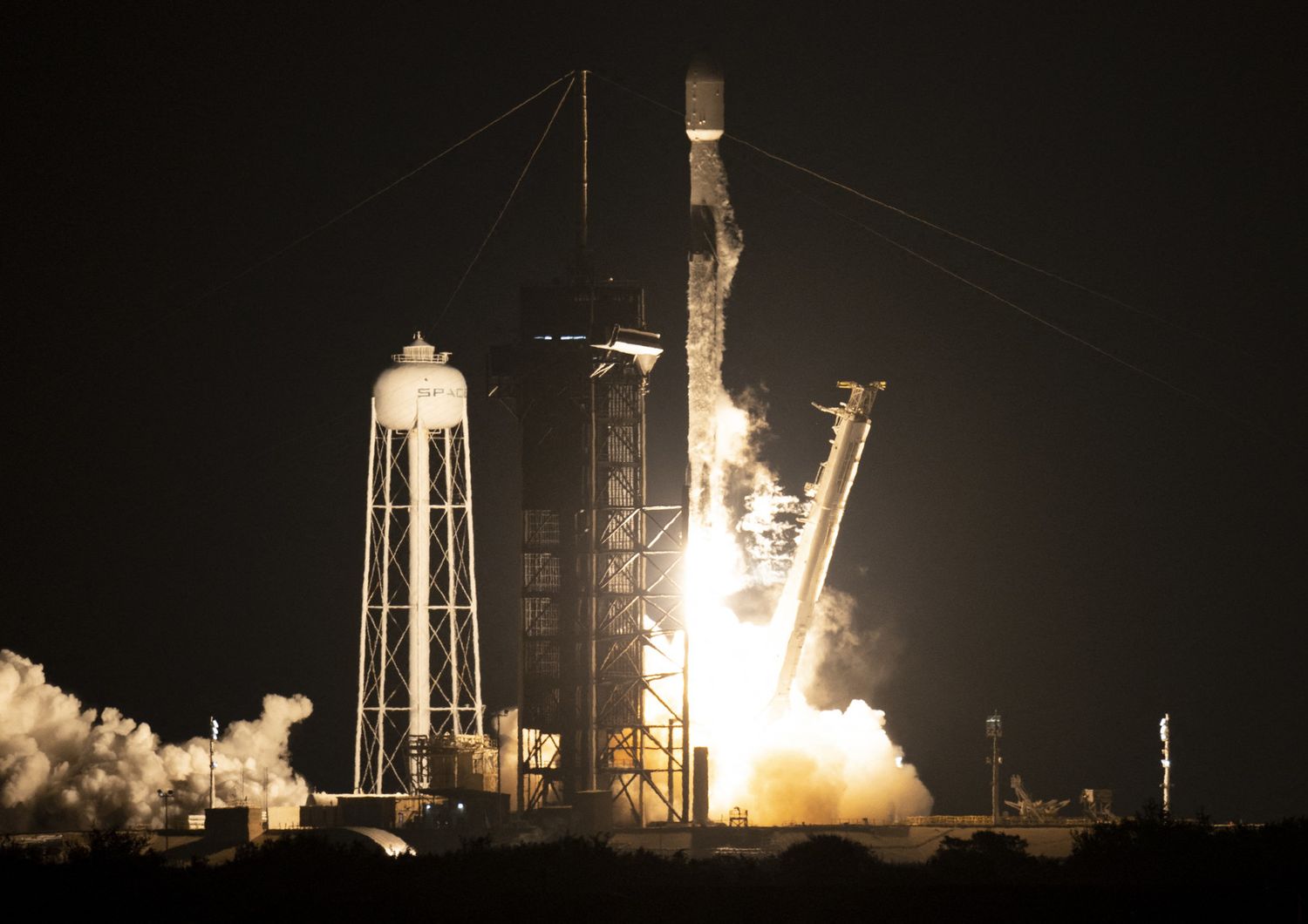 Lancio del razzo SpaceX Falcon 9 con la navicella spaziale IXPE della NASA presso il Kennedy Space Center in Florida&nbsp;
