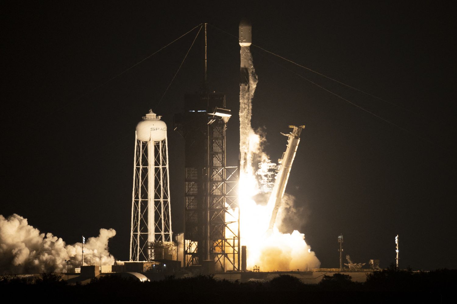 Lancio del razzo SpaceX Falcon 9 con la navicella spaziale IXPE della NASA presso il Kennedy Space Center in Florida&nbsp;