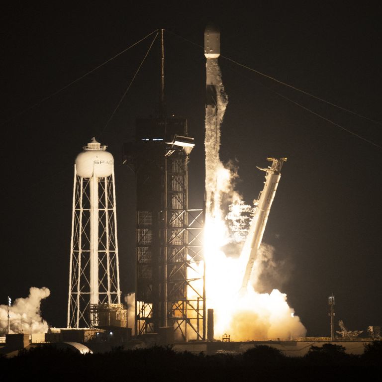 Lancio del razzo SpaceX Falcon 9 con la navicella spaziale IXPE della NASA presso il Kennedy Space Center in Florida&nbsp;