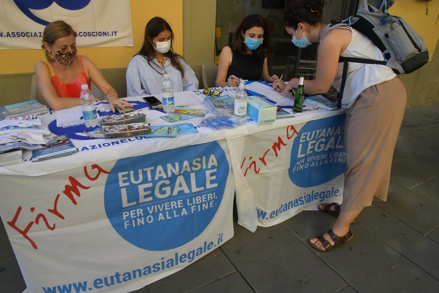 &nbsp;Banchi per le firme dell'eutanasia legale in Italia