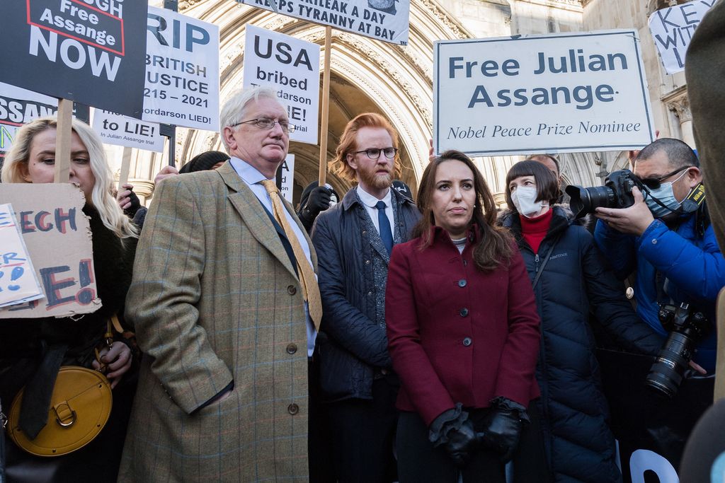 La compagna di Assange, Stella Moris e l'attivista per i diritti umani Craig Murray all'esterno dell'Alta Corte di Londra&nbsp;