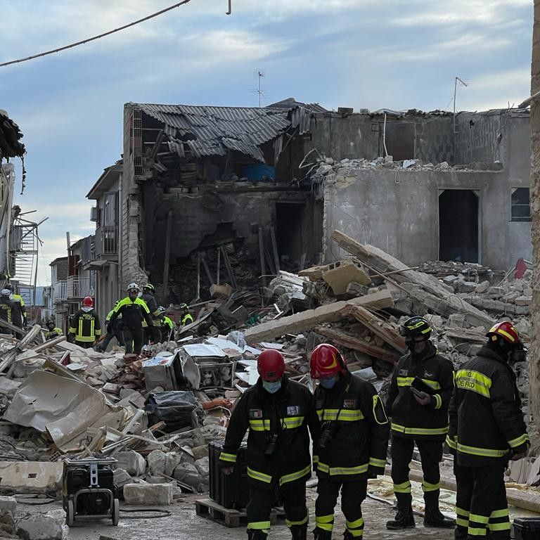 Macerie dopo esplosione a Ravanusa