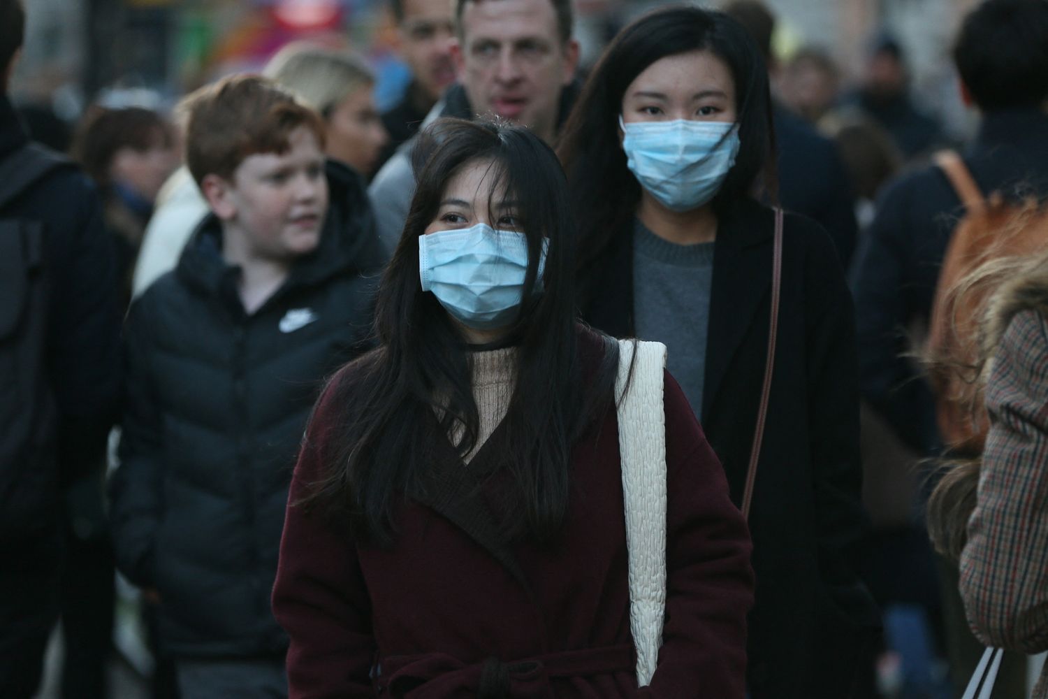 Tornano le mascherine nelle strade di Londra