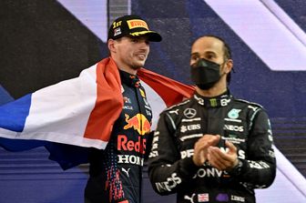 Max Verstappen e Lewis Hamilton al termine del Gp di Formula 1 di Abu dhabi&nbsp;