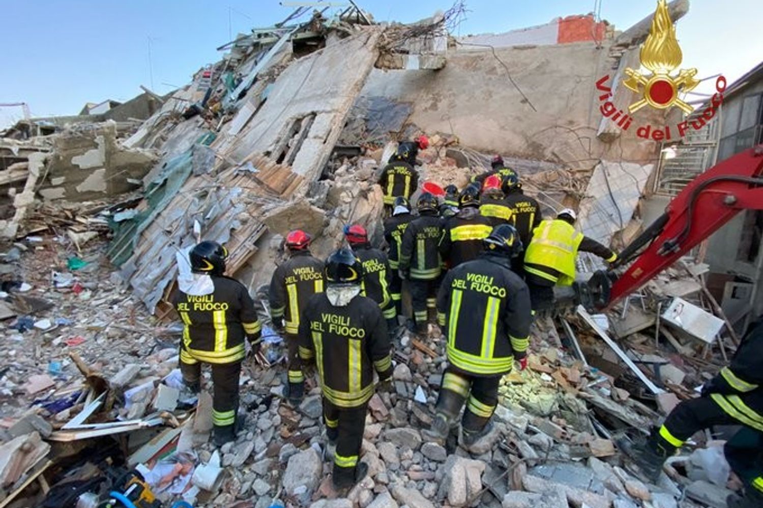 Ricerche dei vigili del fuoco tra le macerie a Ravanusa&nbsp;