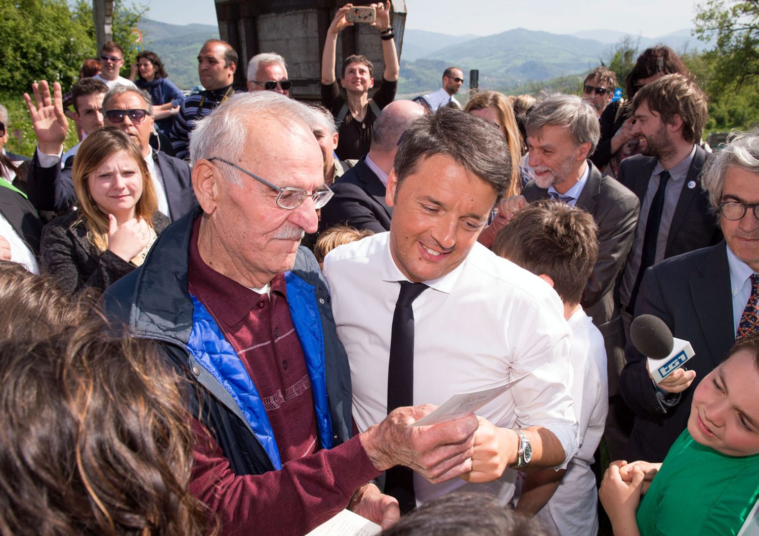 Franco Leoni Lautizi a celebrazioni 25 aprile con l'allora premier Matteo Renzi