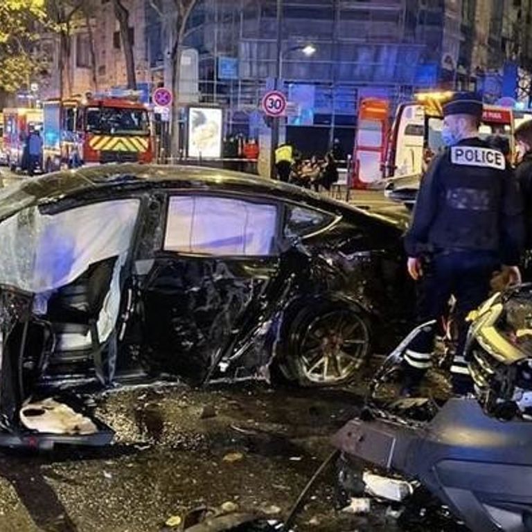 Parigi grave incidente Tesla