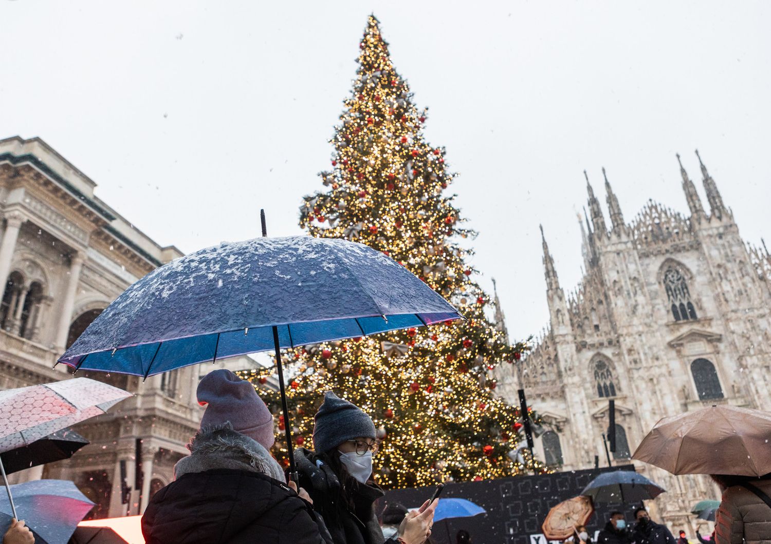 Neve a Milano in piazza Duomo