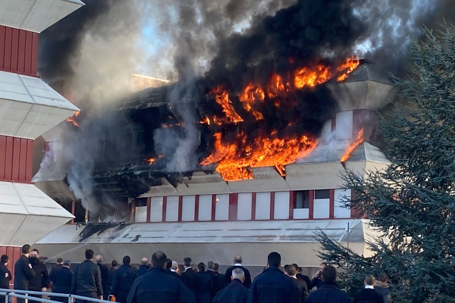 L'edificio della caserma dei carabinieri Salvo D'Acquisto in fiamme&nbsp;