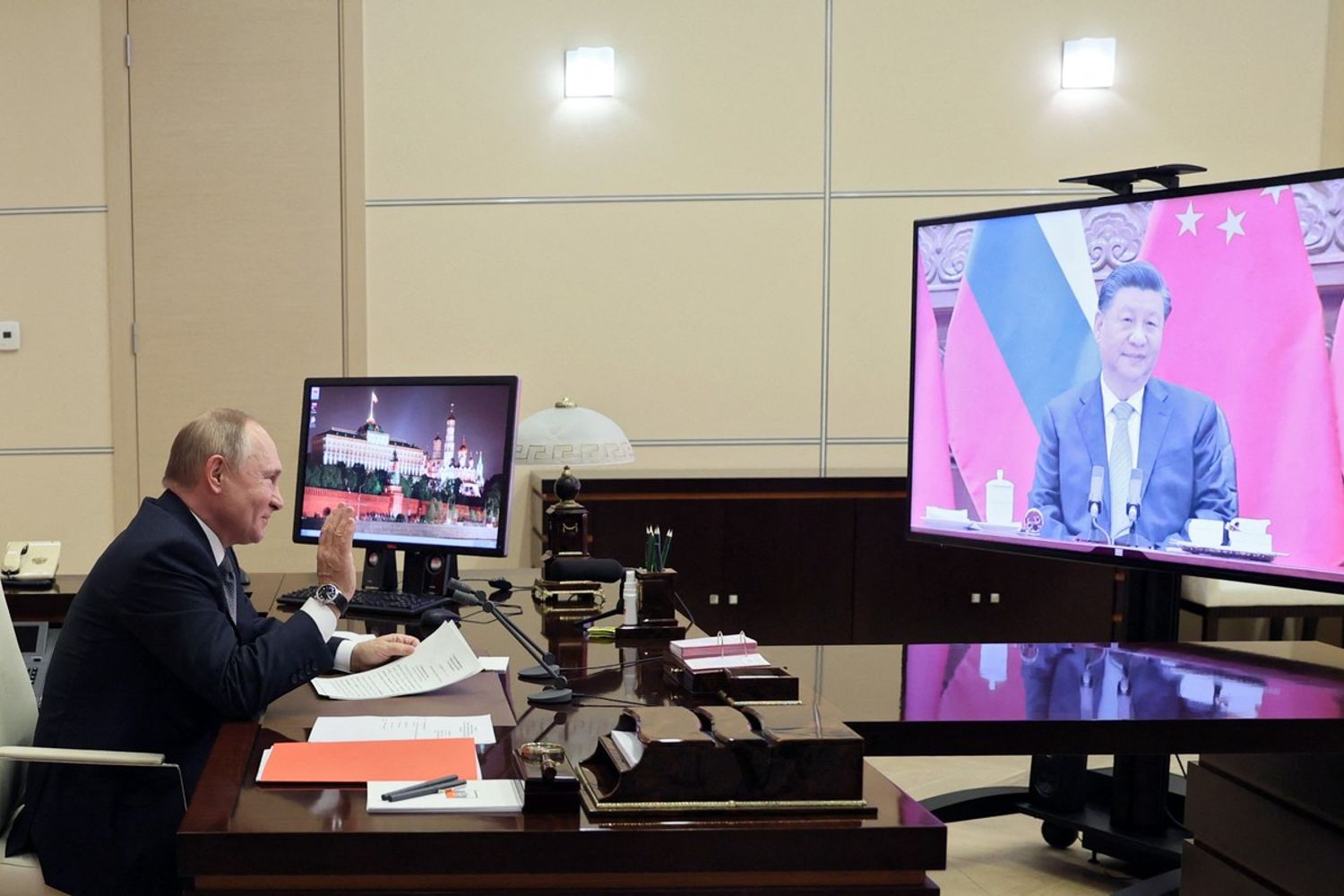 Vladimir Putin in video collegamento con Xi Jinping&nbsp;