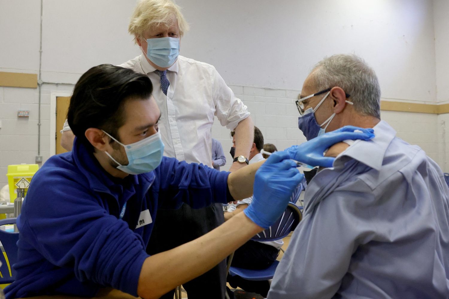 Boris Johnson visita ospedale dedicato a vaccini Covid&nbsp;