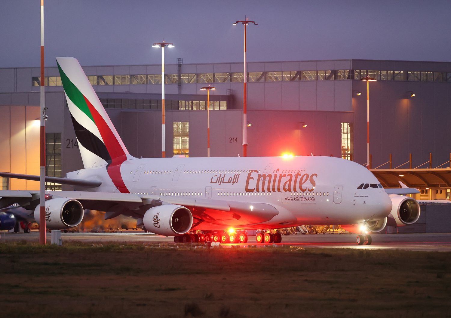 L'ultimo A 380 in consegna a Emirates rulla sulla pista dell'impianto Airbus di&nbsp;Finkenwerder (Amburgo)