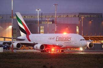 L'ultimo A 380 in consegna a Emirates rulla sulla pista dell'impianto Airbus di&nbsp;Finkenwerder (Amburgo)