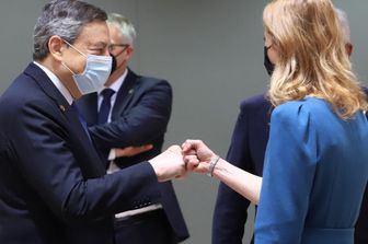 Il presidente del Consiglio Mario Draghi saluta la premier estone&nbsp;Kaja Kallas