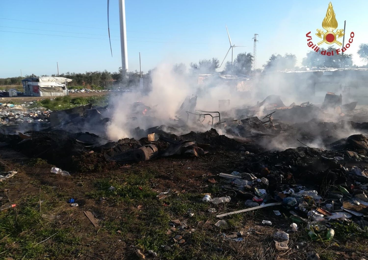 L'incendio nel campo nomadi di Stornara&nbsp;