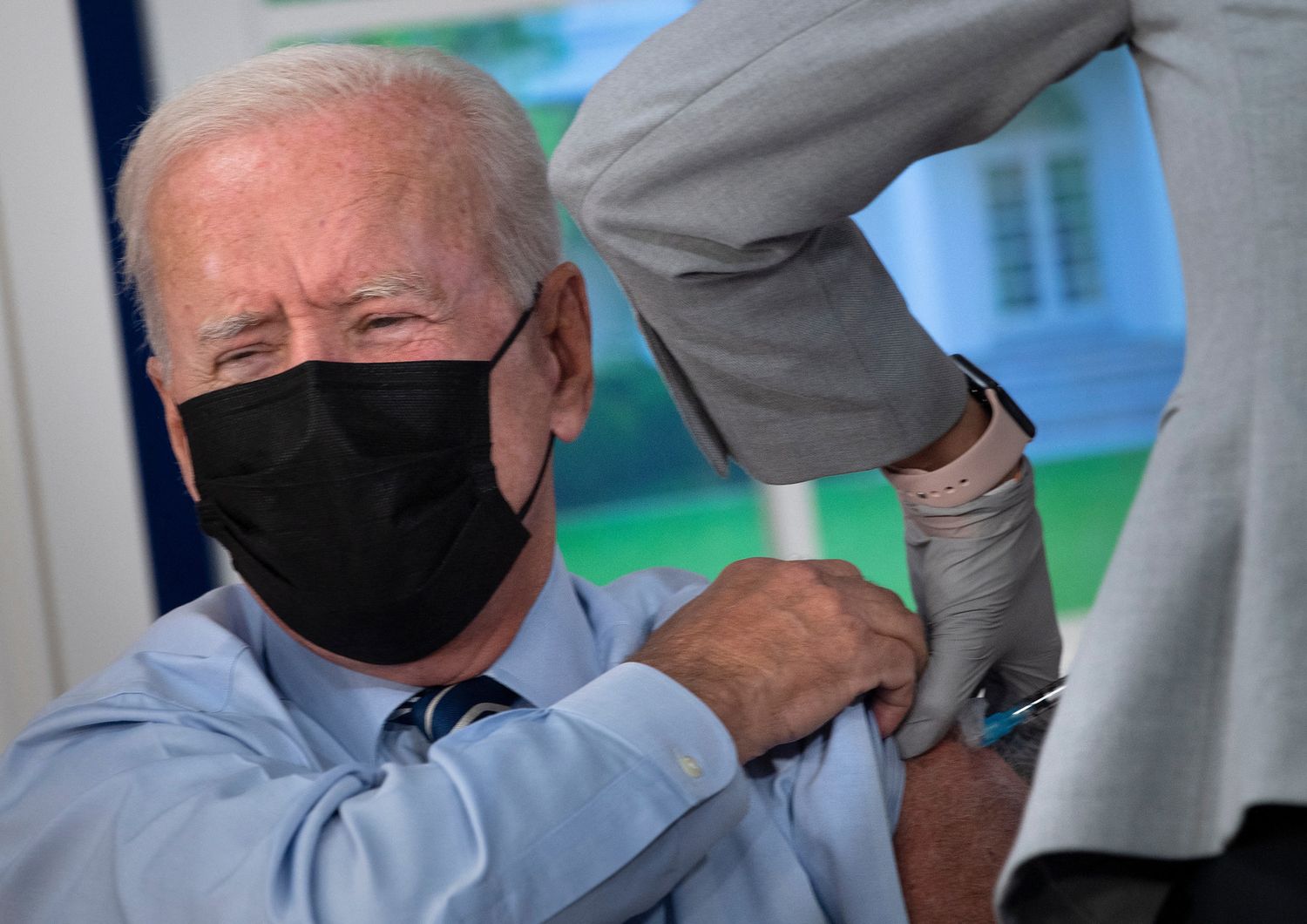 Il presidente Biden mentre si vaccina per il Covid