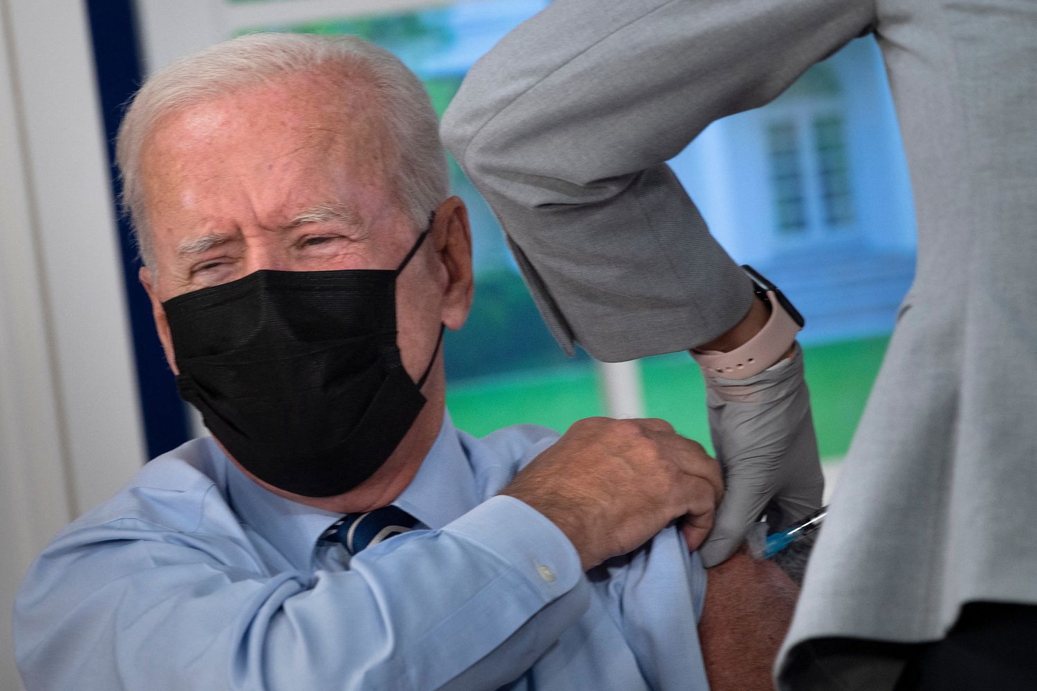 Il presidente Biden mentre si vaccina per il Covid